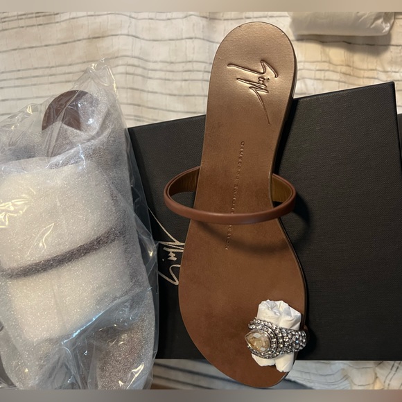 New in box Giuseppe ZANOTTI luxury toe ring sandals Sz 5 - Picture 2 of 4